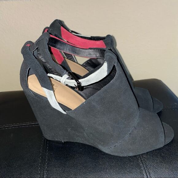 Joe's Jeans Wedged Heel Strapped Sandal Black with grey/burgundy size 9.5 - Picture 8 of 14